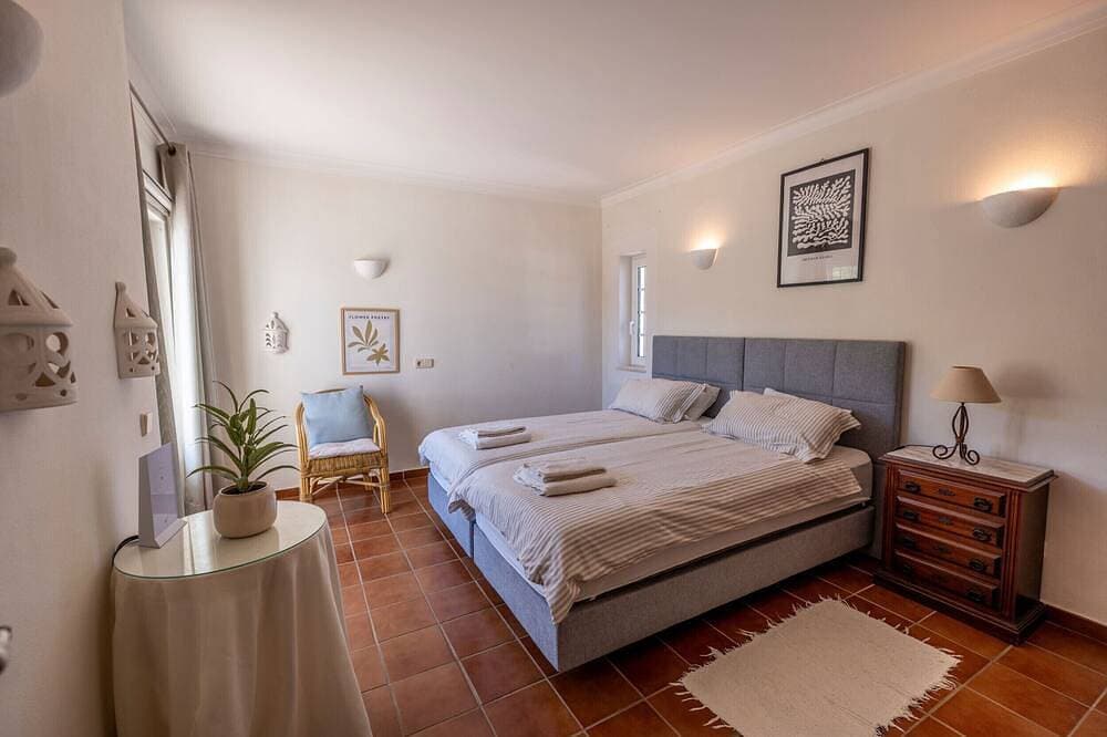 Foto 2 von 27: A south-facing, Mediterranean-style villa on 2 levels, walled and gated in a tranquil country setting, yet only 10 minutes from the popular historic, seafront city of Lagos in the Western Algarve