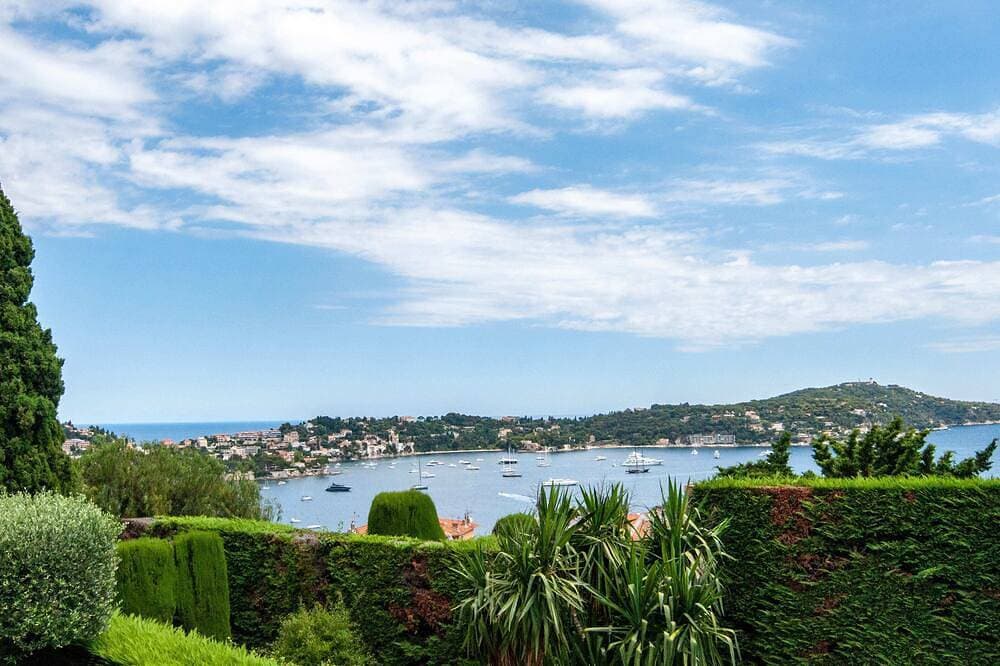 07. Terrace with stunning view of the sea and Cap Ferrat, one bedroom apartment. 1