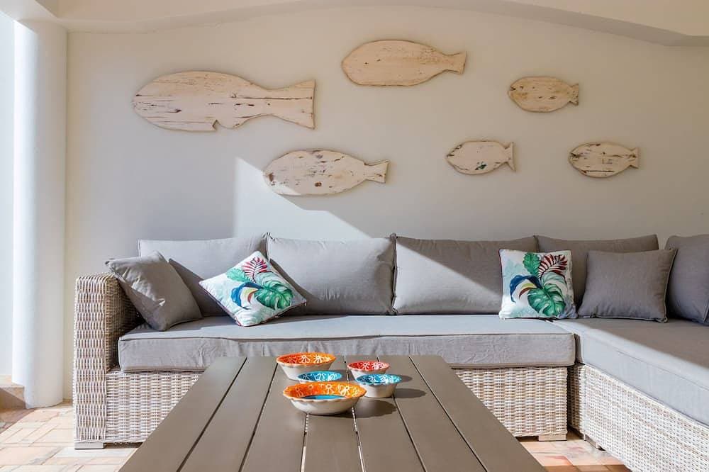 Foto 8 von 30: Ferienhaus mit großer Terrasse und großem Pool