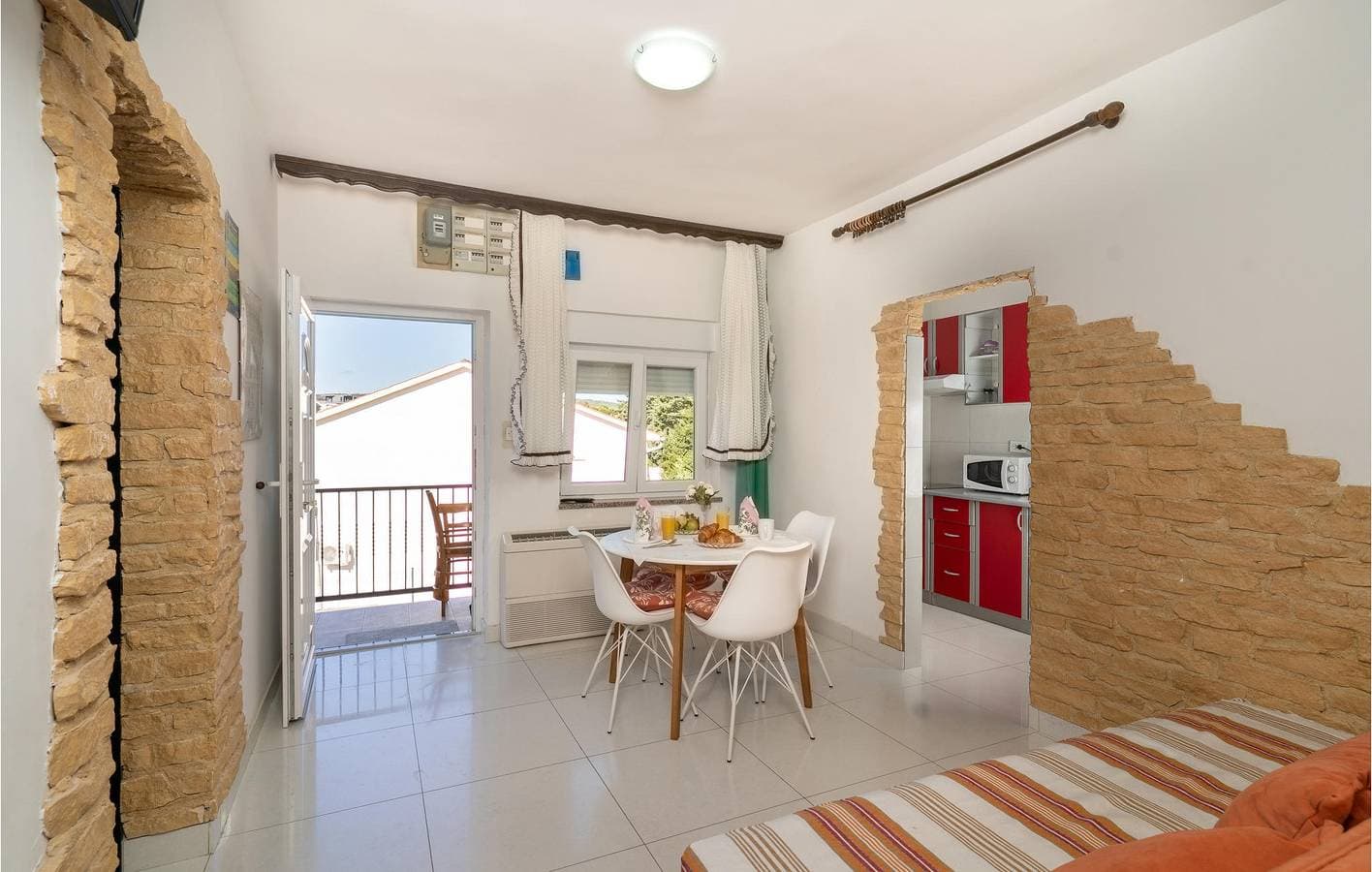 Foto 5 von 24: Gemütliches Apartment mit Pool, Terrasse & WiFi - nur 1,5km zum Strand
