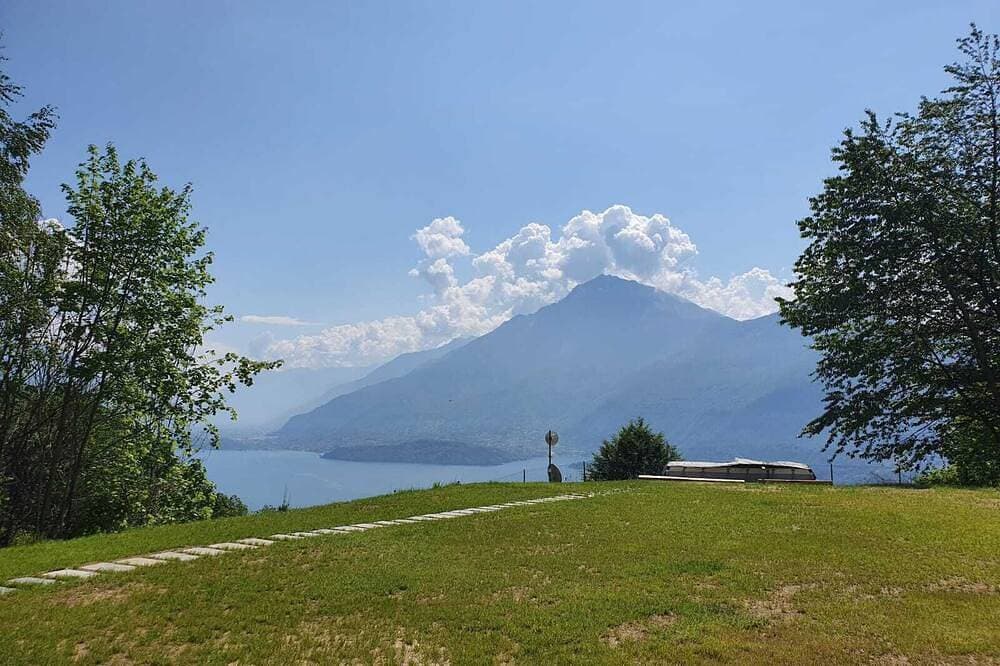 Foto 13 von 30: Chalet Stazzona, Casa a Punta, surrounded by greenery 5 minutes from Lake Como.