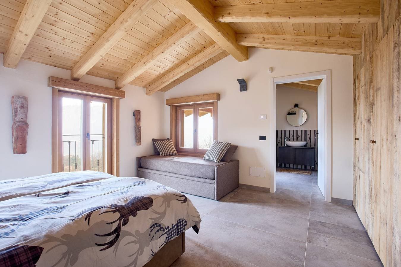Foto 4 von 45: Apartment im luxuriösen Chalet „Baita Treeb Tramontana“ mit Seeblick & privater Terrasse in Civenna
