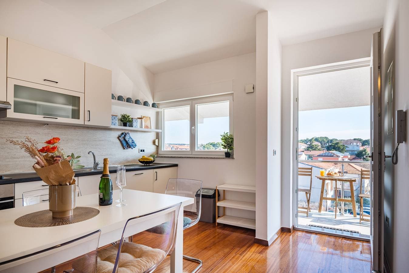 Foto 6 von 17: 2-Zimmer-Ferienwohnung mit Balkon und Meerblick Biograd na Moru, Biograd -a