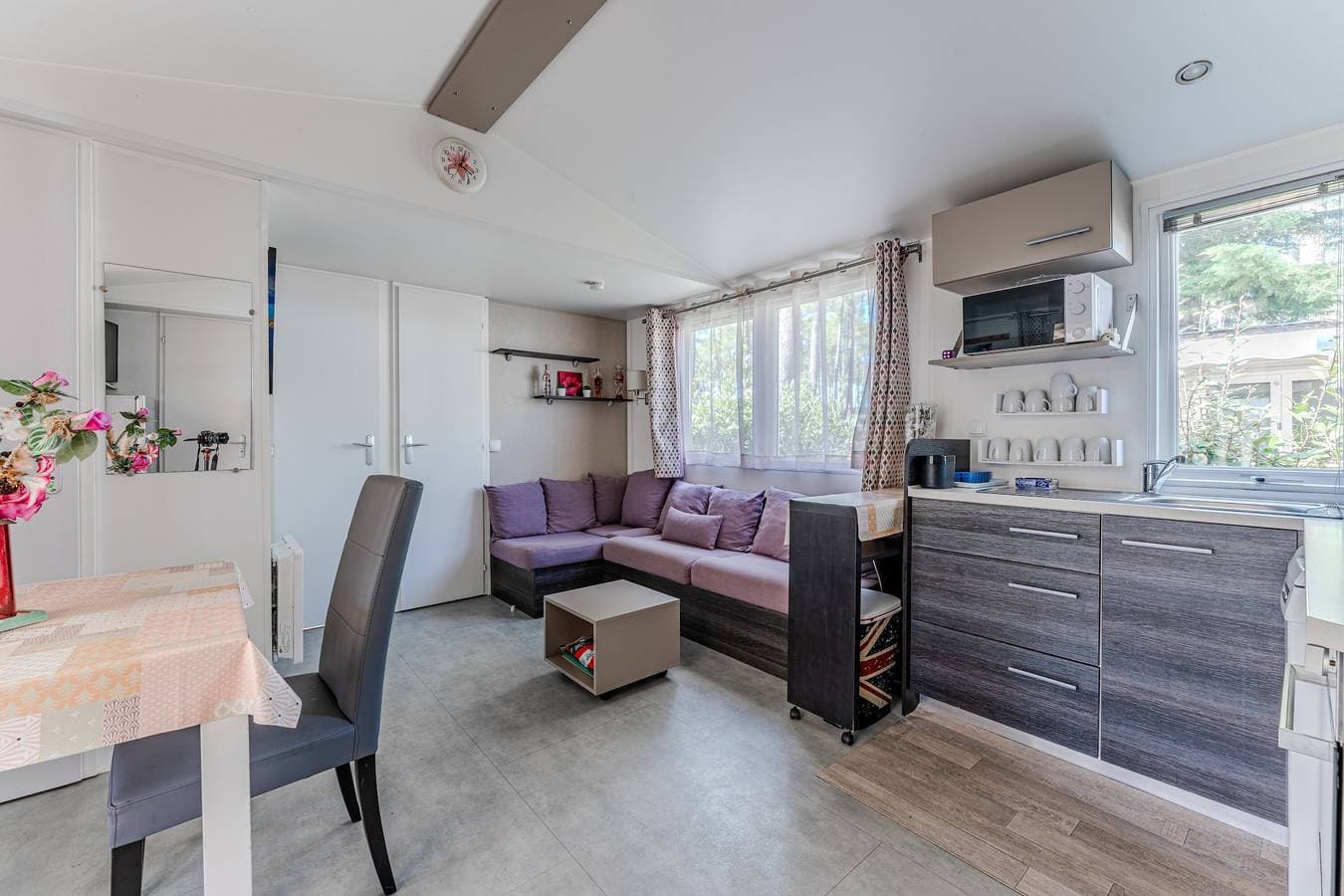Foto 7 von 25: Mobilheim 'Les Dunes De Contis' mit Gemeinschaftspool, privater Terrasse und Klimaanlage