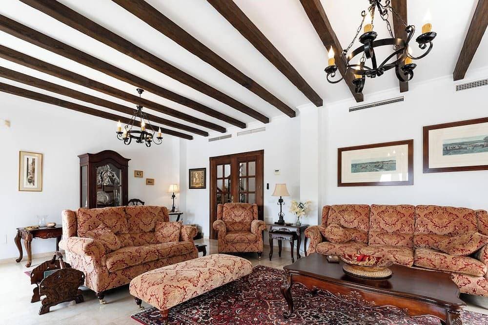 Foto 13 von 30: Luxury 3Br Villa by Alhaurín Golf w/ Heated Pool