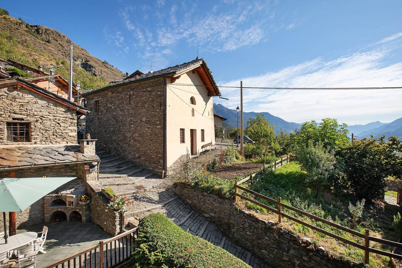 Foto 3 von 32: Ferienwohnung 'Casa Mauro Con Vista Su Aosta' mit Bergblick, privater Terrasse