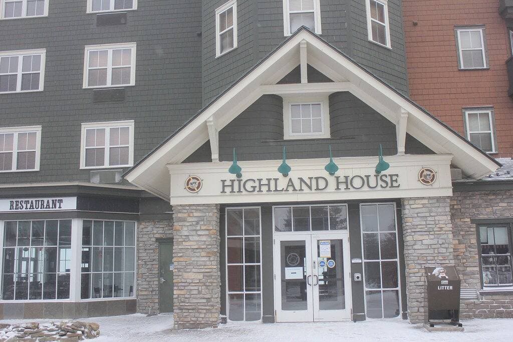 Foto 5 von 25: Highland House, Central Village, Overlooks slopes, sky stage, balcony