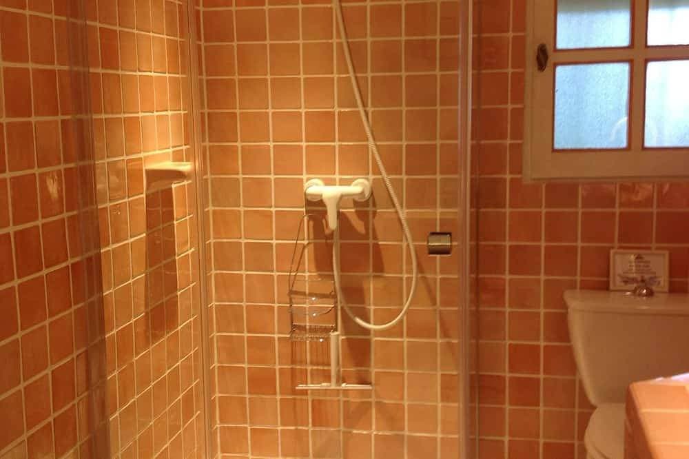 Foto 6 von 28: T1 charmantes klassifiziertes *** im Erdgeschoss der Villa mit Garten und Pool, eigenem Seezugang