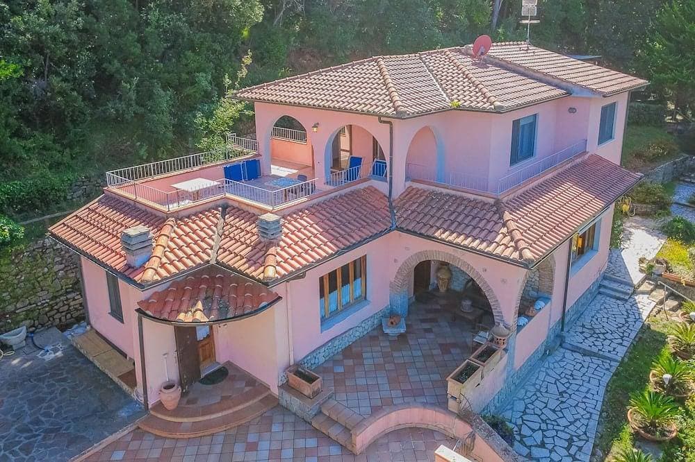 Spacious villa just a few steps from Paolina Beach. 1