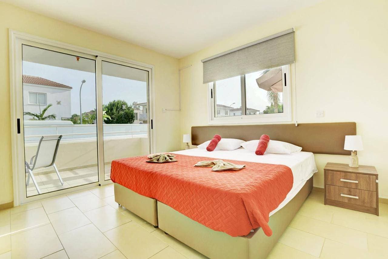 Foto 7 von 40: Two-Bedroom Apartment with Communal Pool