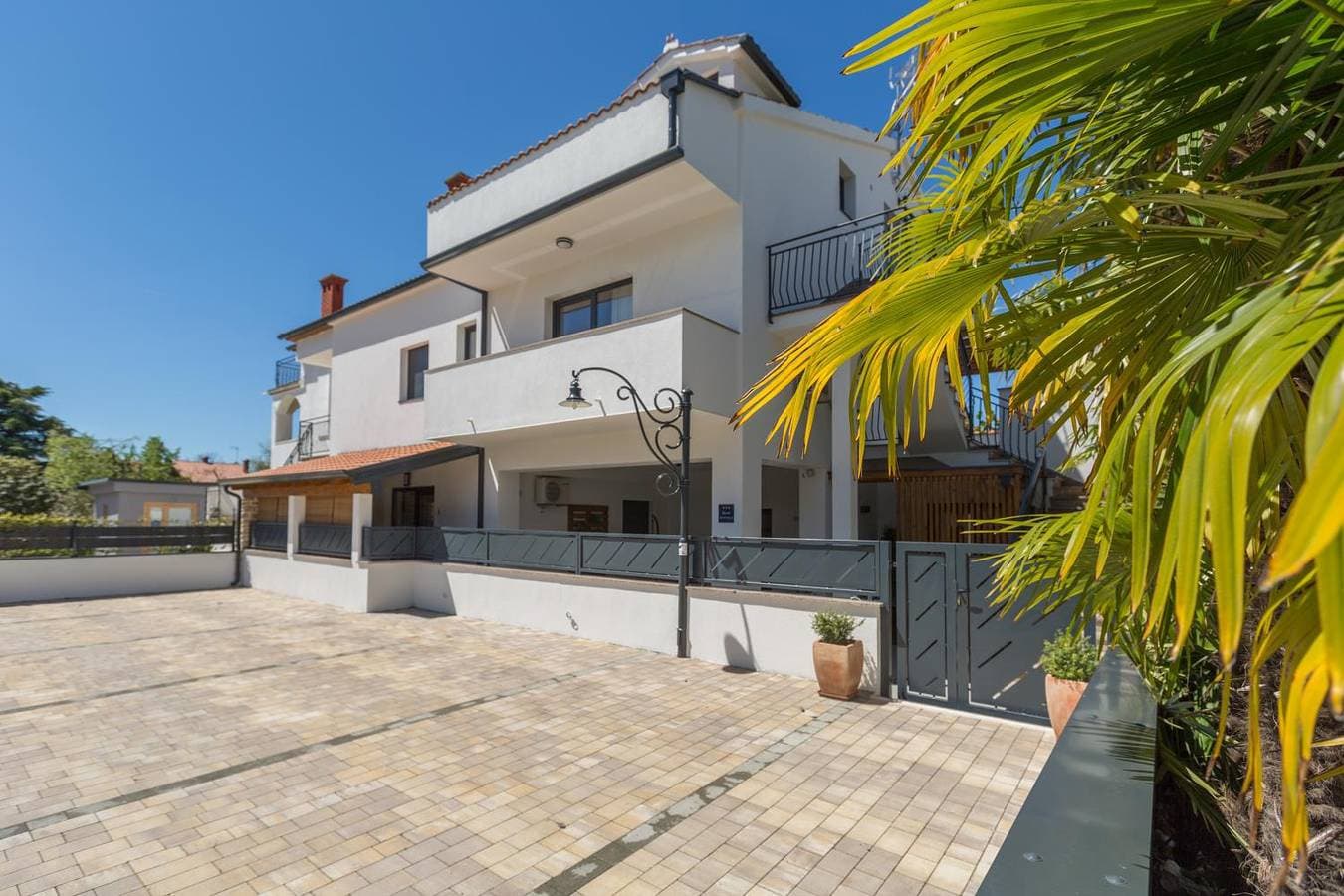 Traumhaftes Apartment mit Meerblick und privatem Balkon - nur 250 Meter zum Strand 1