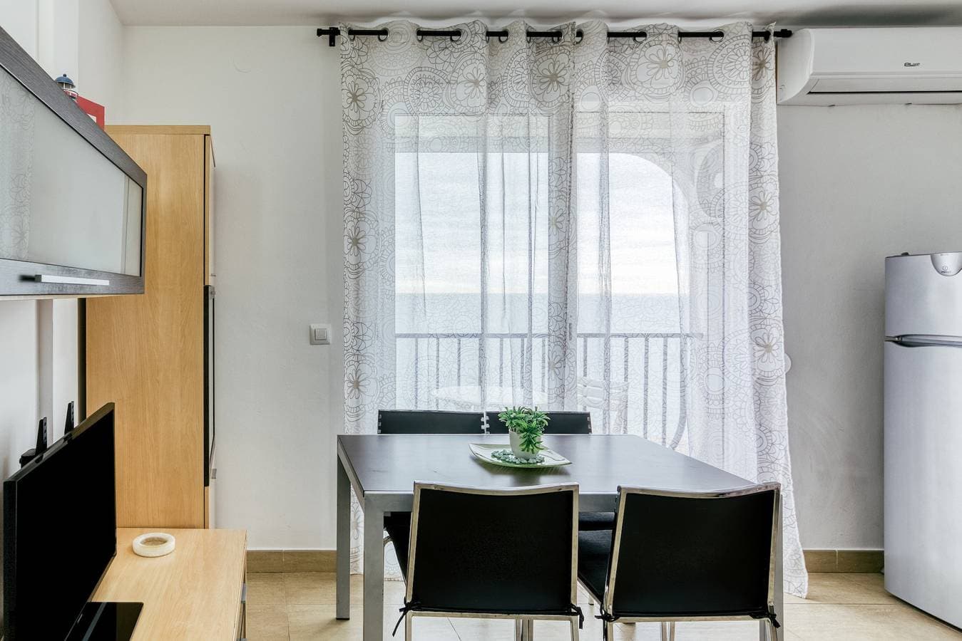 Foto 7 von 23: Ferienwohnung "Karina 17" mit Meerblick, A/C, WLAN & Parkplatz