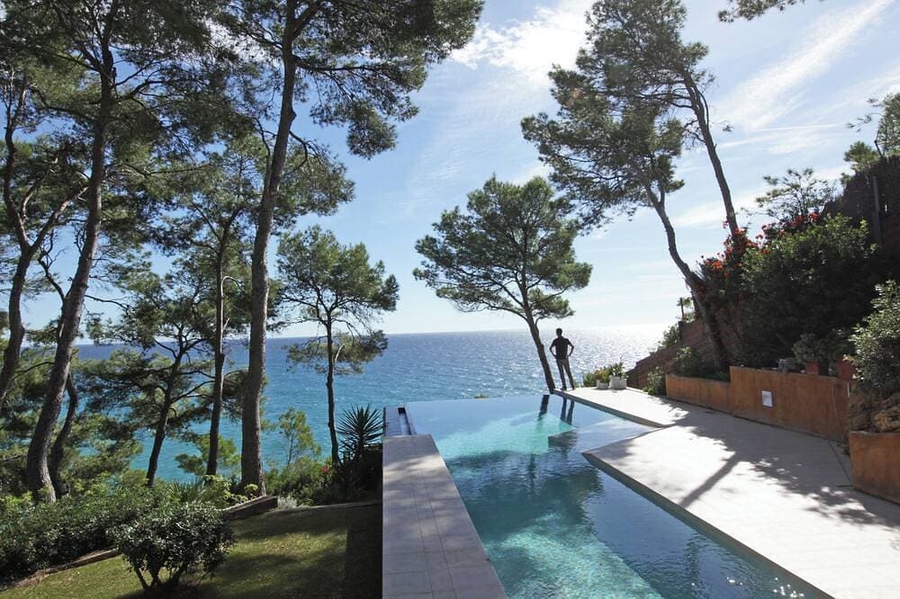 Luxury Seafront Villa • Infinity Pool - Walk to Beach 1