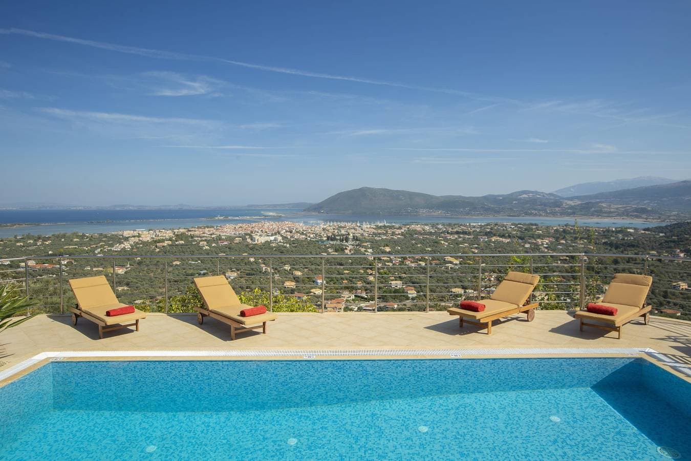 Foto 3 von 69: Luxuriöse Steinvilla mit aussergewöhnlicher Aussicht & Pool