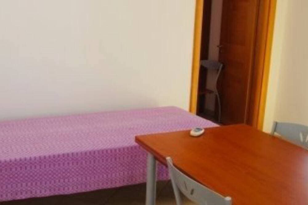 Zwei-Zimmer-Dachgeschosswohnung mit Aussicht nur 100 Meter vom Strand Torre Mozza entfernt 1