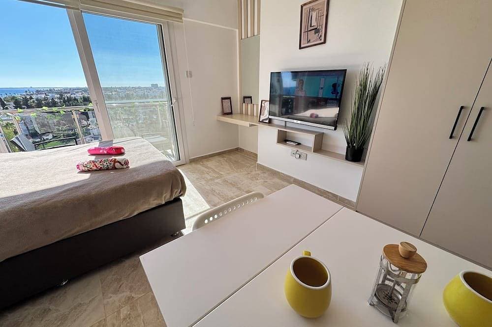 Foto 2 von 18: Beautiful Sea View Studio with Pool. 5-Min Walk to the Beach