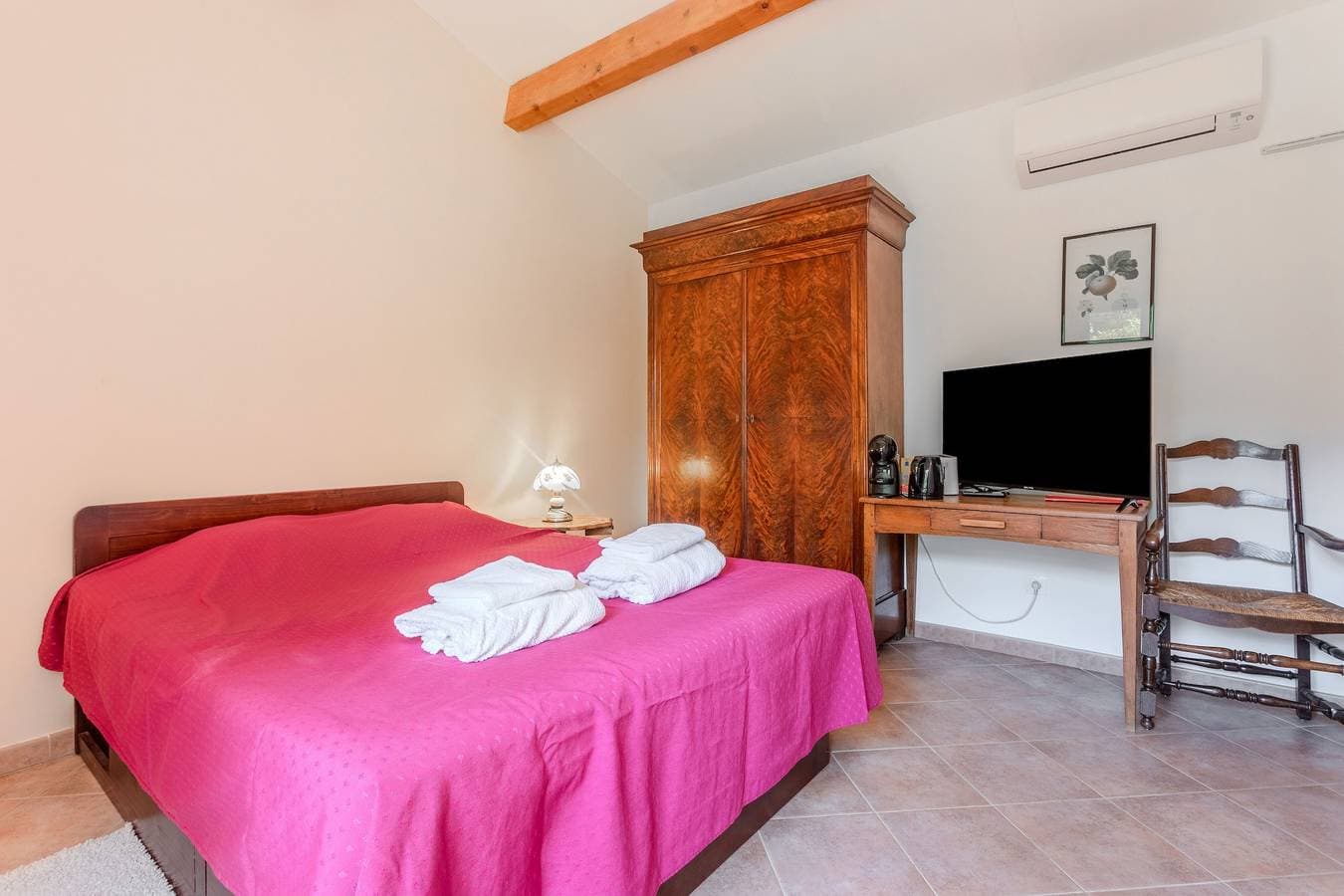 Foto 7 von 24: Zimmer "Cigale" mit Gemeinschaftspool, WLAN und Klimaanlage