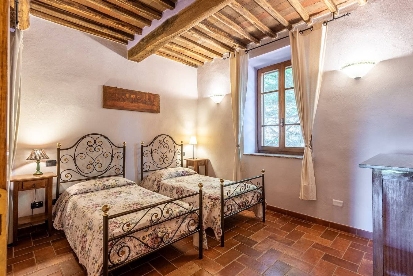 Foto 3 von 24: Zimmer 'Podere Marroneto - Camera 1' mit Bergblick, Gemeinschaftspool und Wi-Fi