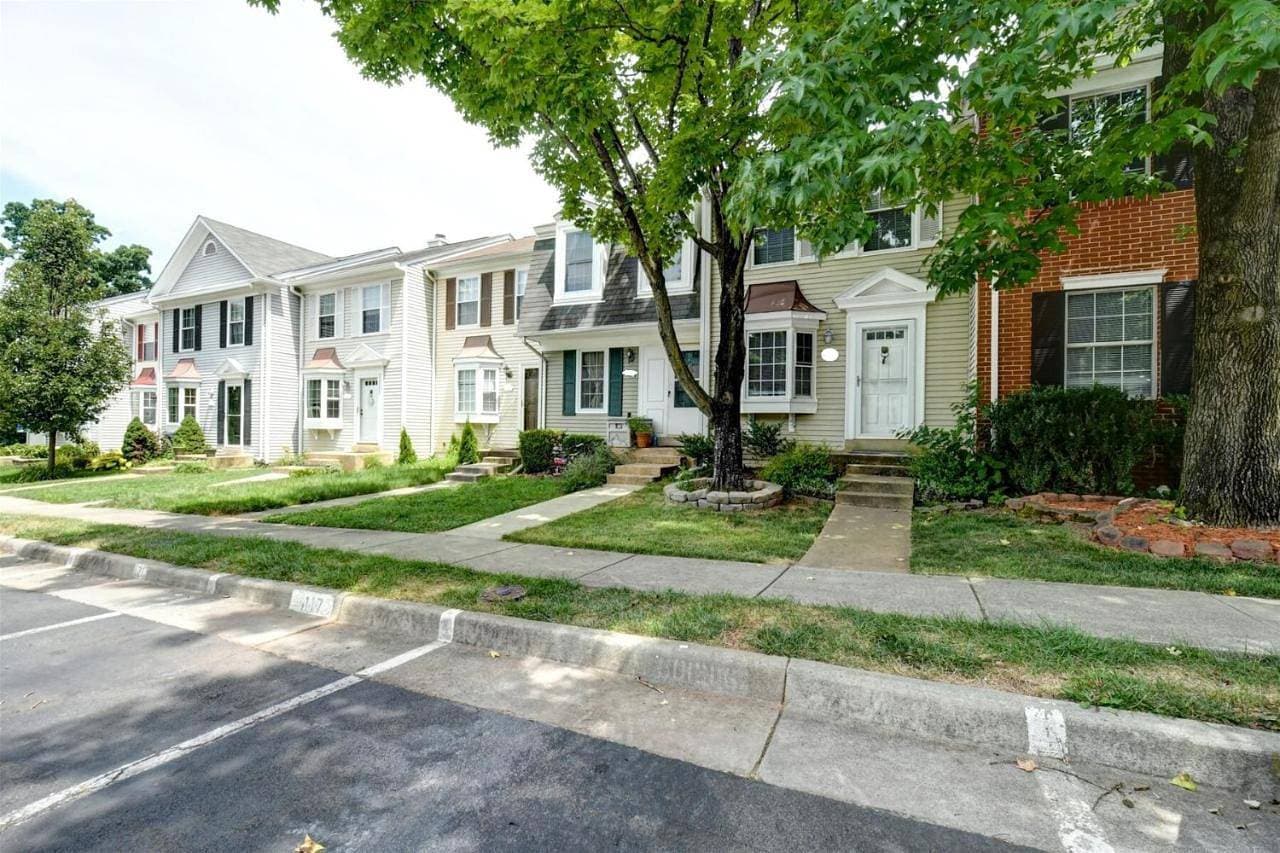 Townhome in Northern Virginia, Close to DC, Pets Okay, Fenced Yard, Fast 1