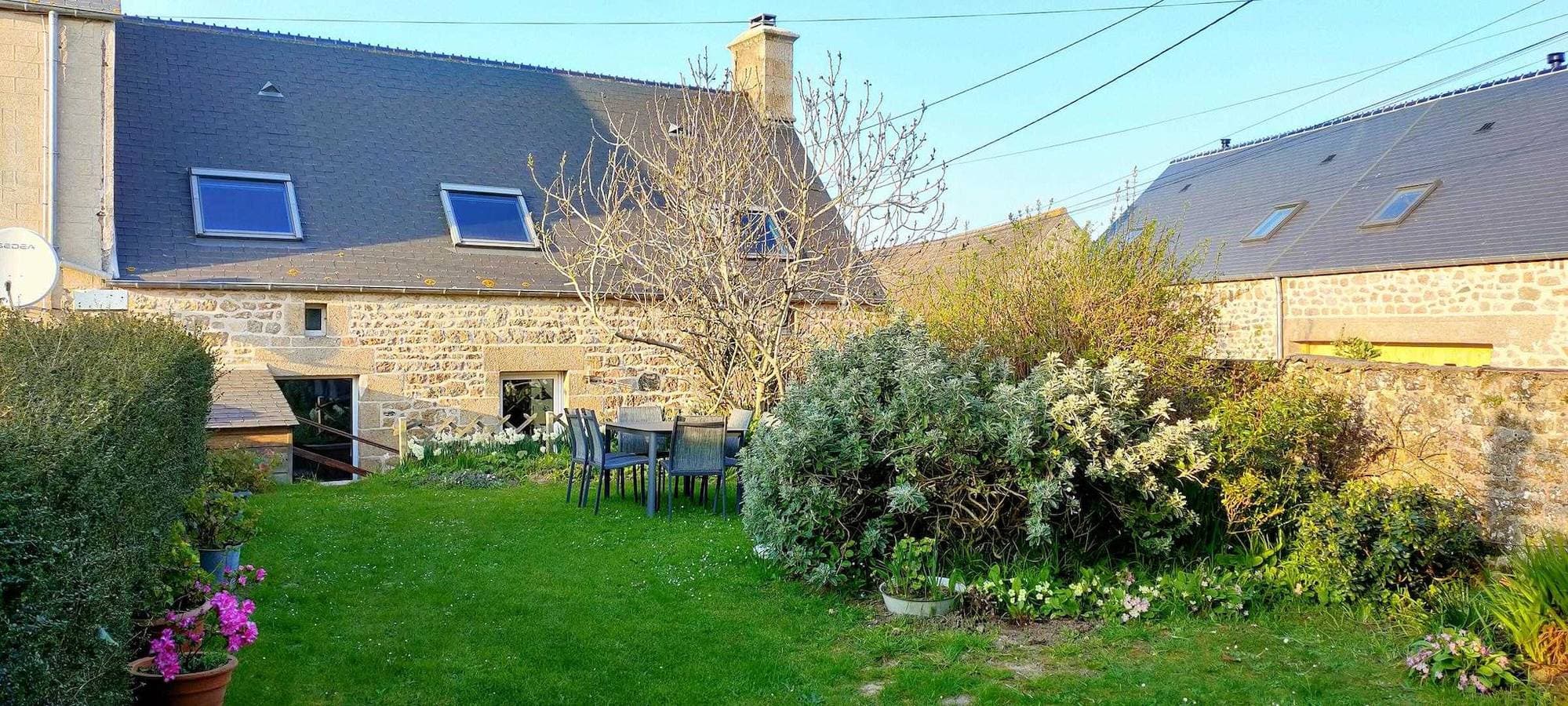Gemütliche 82m² Gite mit Parkplatz, TV, Garten, Tiere & Internet in der Nähe von Plage de la Mondrée 1