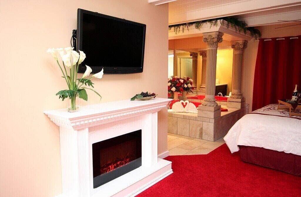 Foto 11 von 21: Über $ 700 in Gratis-Tickets, Herz-Whirlpool, Whirlpool, Kingsize-Bett, Internet, 5 Minuten zum Aquarium