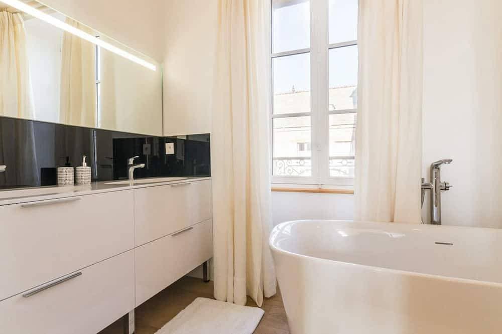 Foto 7 von 21: Renoviertes Stadthaus in St Denis-le-Vêtu, Hafenblick
