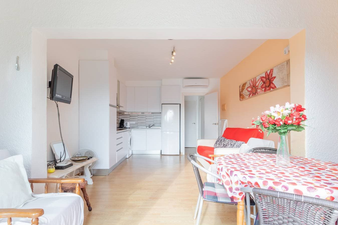 Foto 7 von 22: Gut ausgestatteter 1-Zimmer-Bungalow mit Bergblick, Pool, WLAN und Terrasse