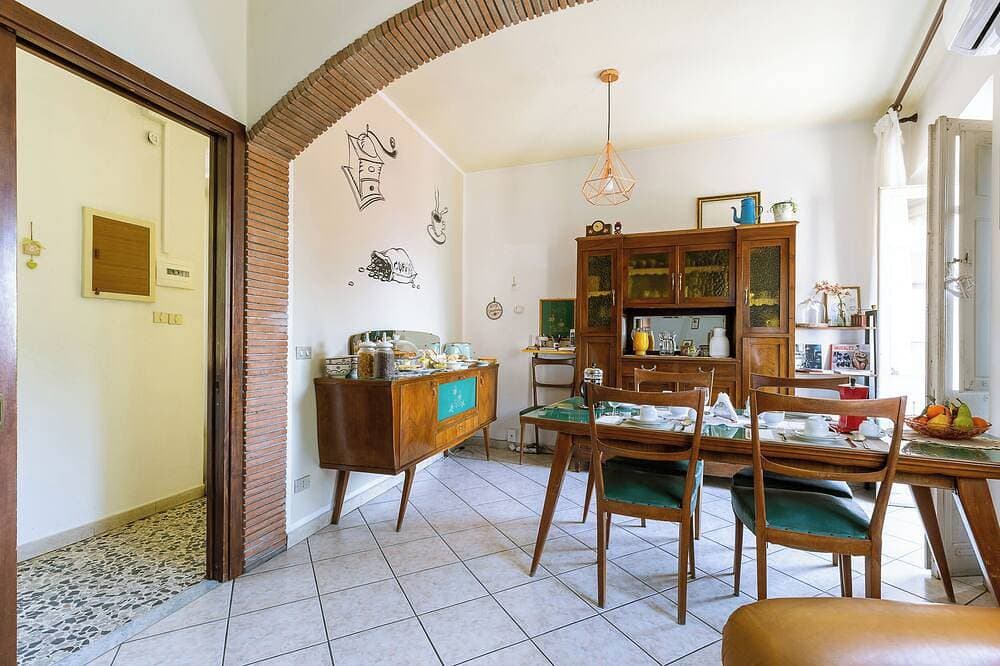 Foto 9 von 30: Cozy vintage B&B & Art Studio, with watercolor courses available!