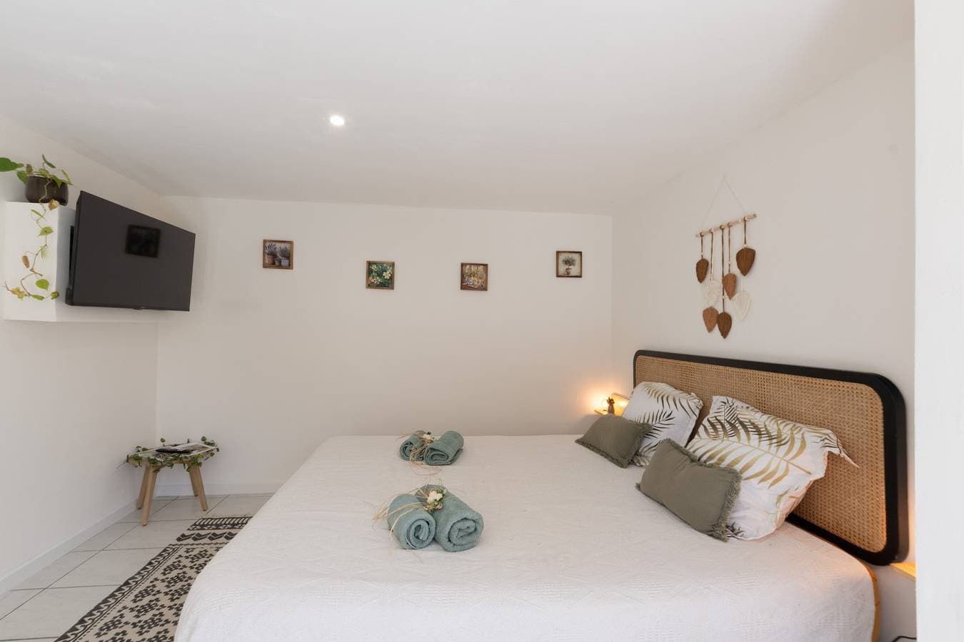 Foto 10 von 24: Ferienwohnung 'T1 Ardeche Vesseaux' mit Bergblick, Gemeinschaftsgarten und WLAN
