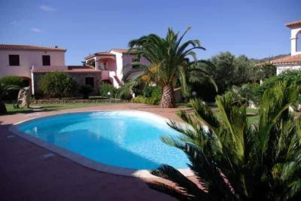 Comfortable apartment with large veranda overlooking the pool. <br> 1