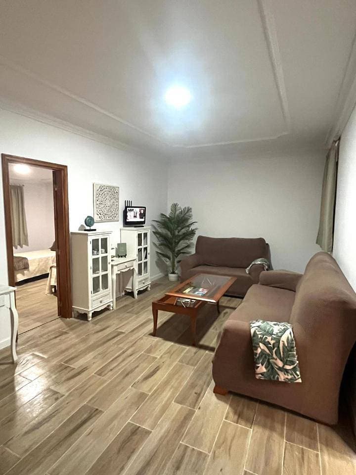 Foto 7 von 21: Three-Bedroom Apartment with Balcony
