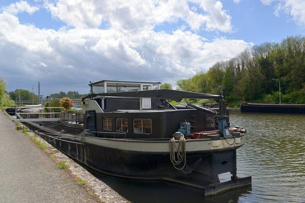 Gehäuse Segler an Bord der Barge Rayclau 1