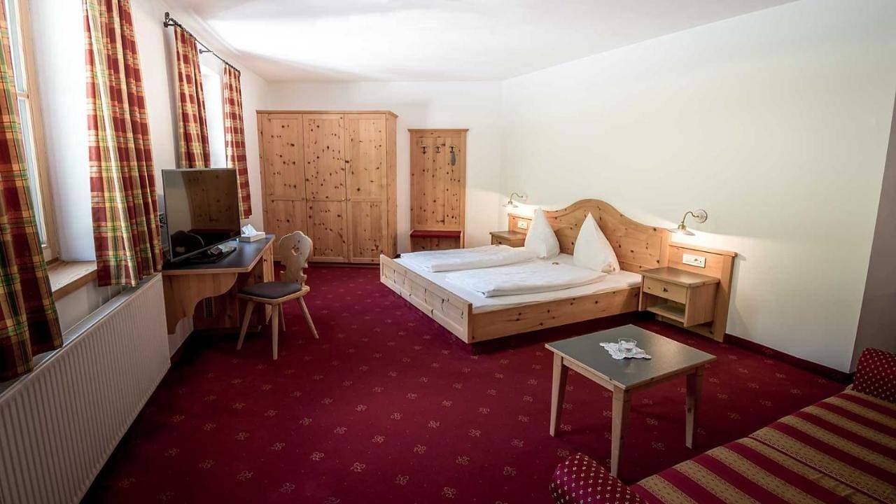 Foto 6 von 9: Budget Double Room North – Street Side