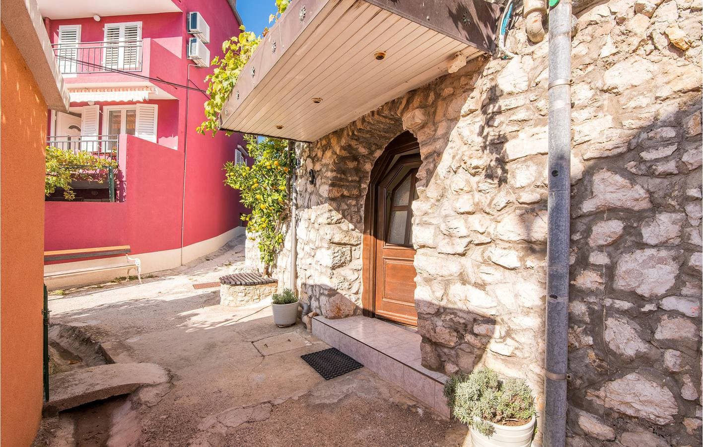 Foto 2 von 40: Gemütliche Ferienwohnung mit Meerblick, Terrasse, WLAN und Parkplatz – 2,5 km vom Strand entfernt
