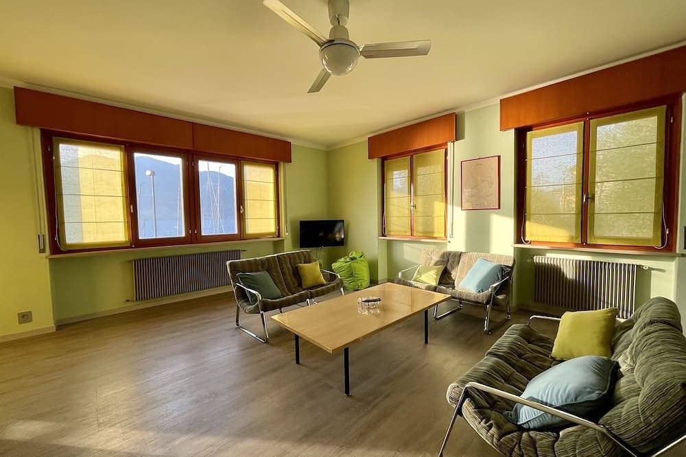 Foto 13 von 27: Große und helle Wohnung, Parkplätze und eine Terrasse mit Seeblick