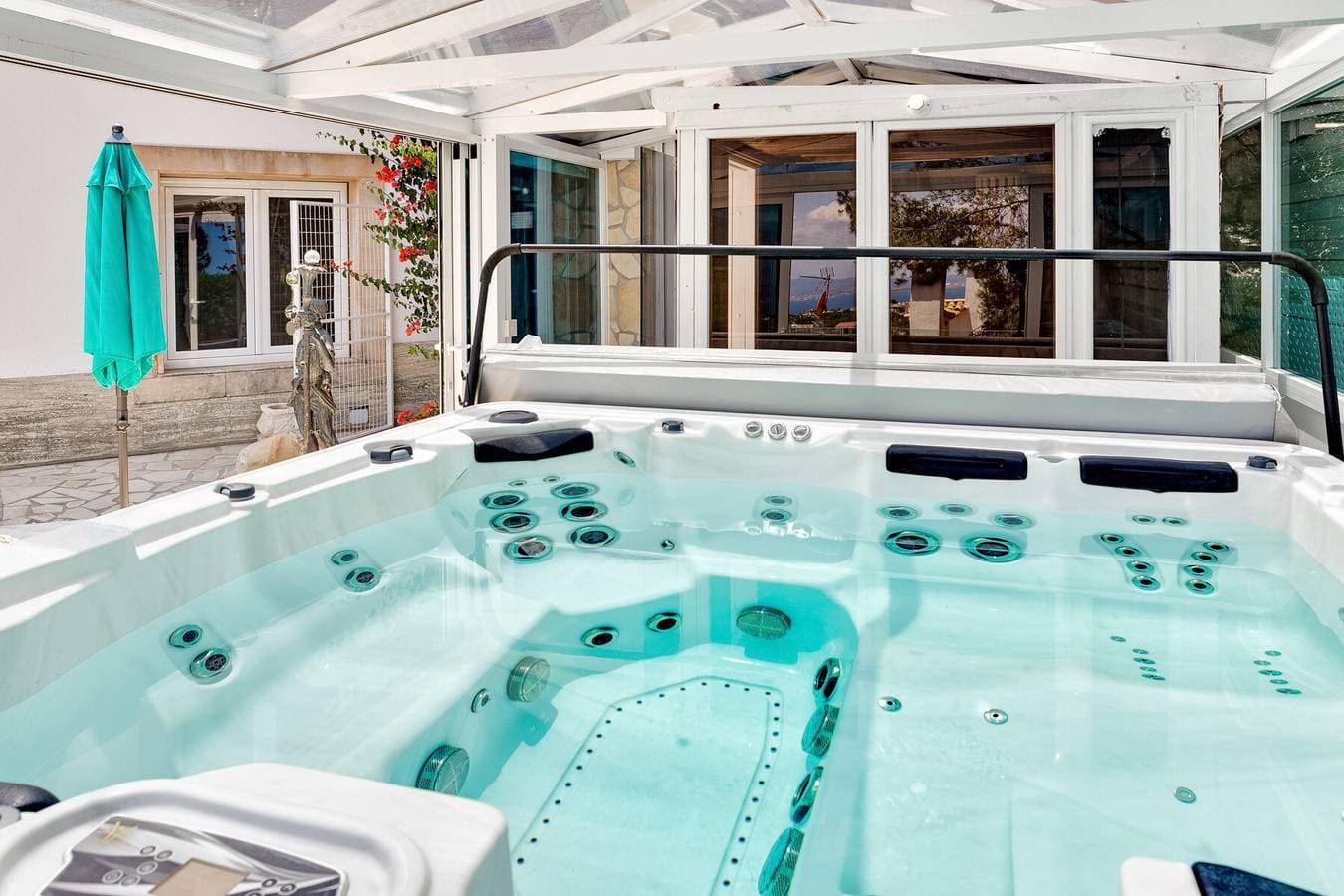 Foto 4 von 27: Ferienvilla mit Meerblick, WLAN, A/C, Pool, Garten, Terrasse & Balkon