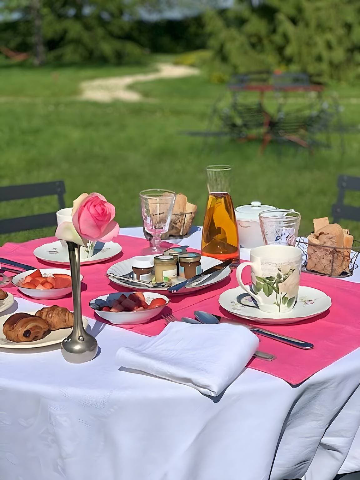 Foto 13 von 44: Gästezimmer 'English Roses' mit privatem Pool, Gemeinschaftsgarten und WLAN
