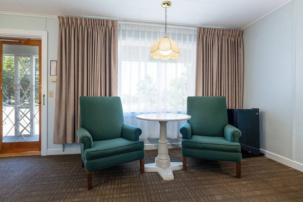 King Room w/ Breakfast Included 1