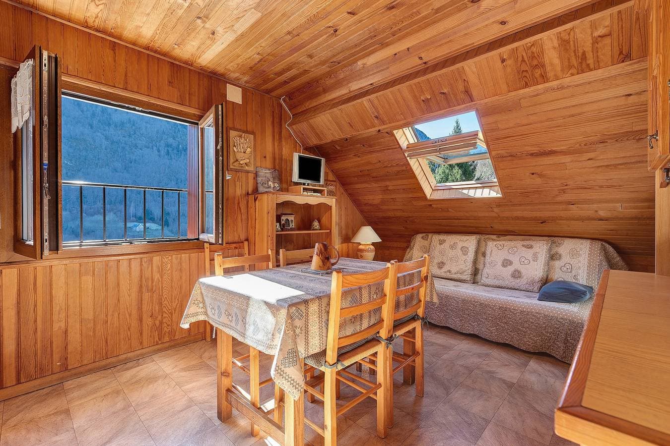 Foto 5 von 23: Gite Campbieil – Gavarnie-Gèdre: Gemütliches Dachgeschoss mit Panoramablick