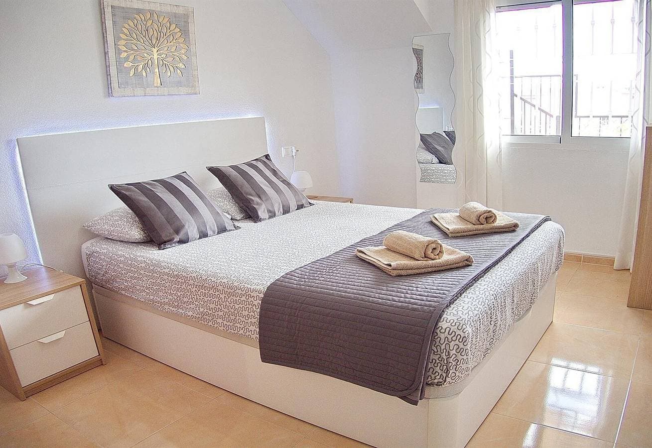 Foto 9 von 32: Ferienwohnung mit großer Dachterrasse, Pool, Garten, Grill, Klimaanlage und WLAN