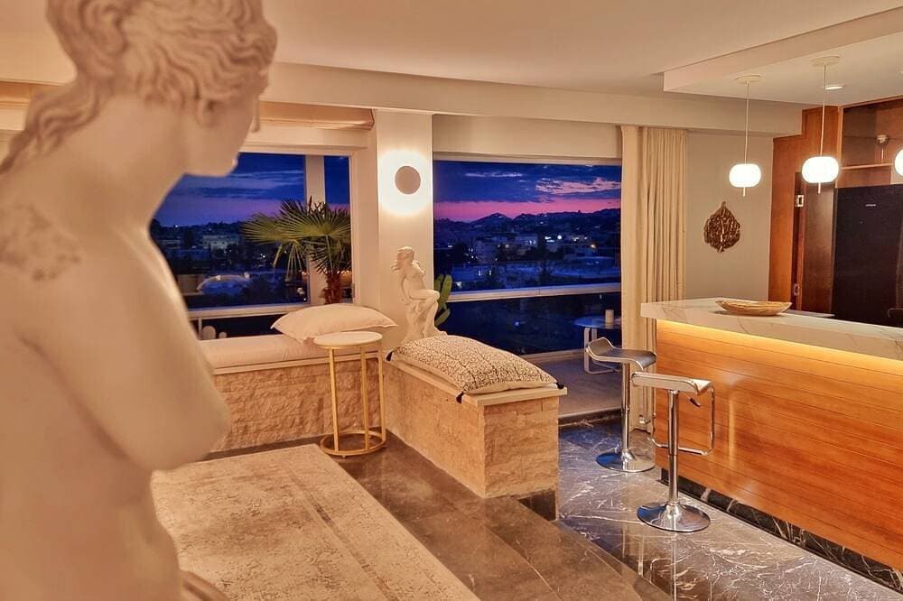 Foto 11 von 30: One 360 Skyline Athens - Penthouse Suite with private Infinity Jacuzzi