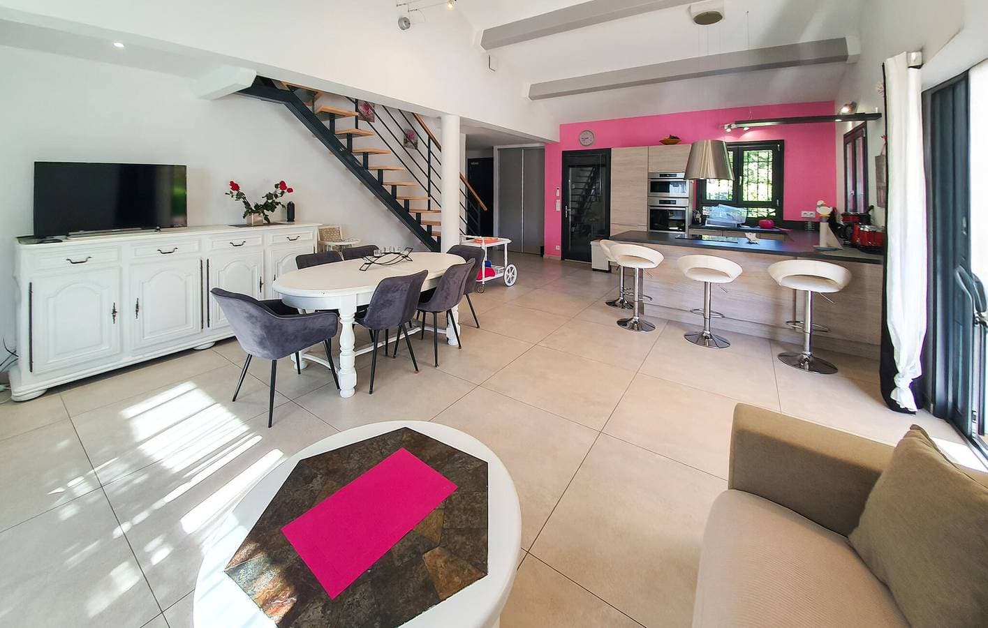 Foto 5 von 22: Geräumiger Rückzugsort mit Pool, Parkplatz und Terrasse