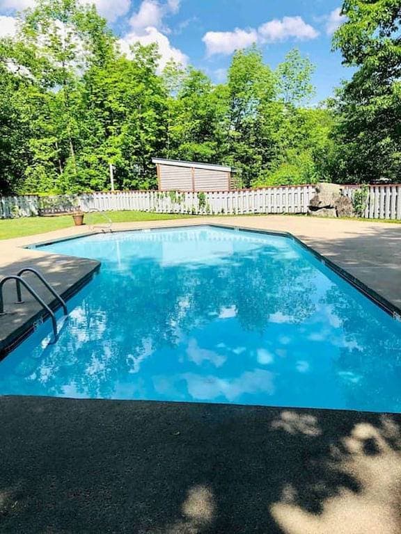 Foto 13 von 50: Cozy Studio | Private Balcony | Indoor Pool, Hot Tub & Game Room | Near Loon