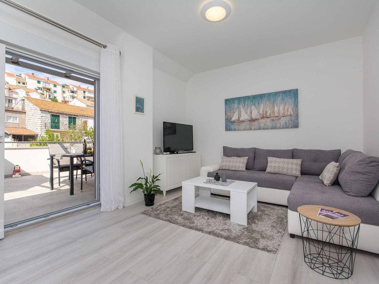 Apartment Gloria - One Bedroom Apartment with Terrace 1