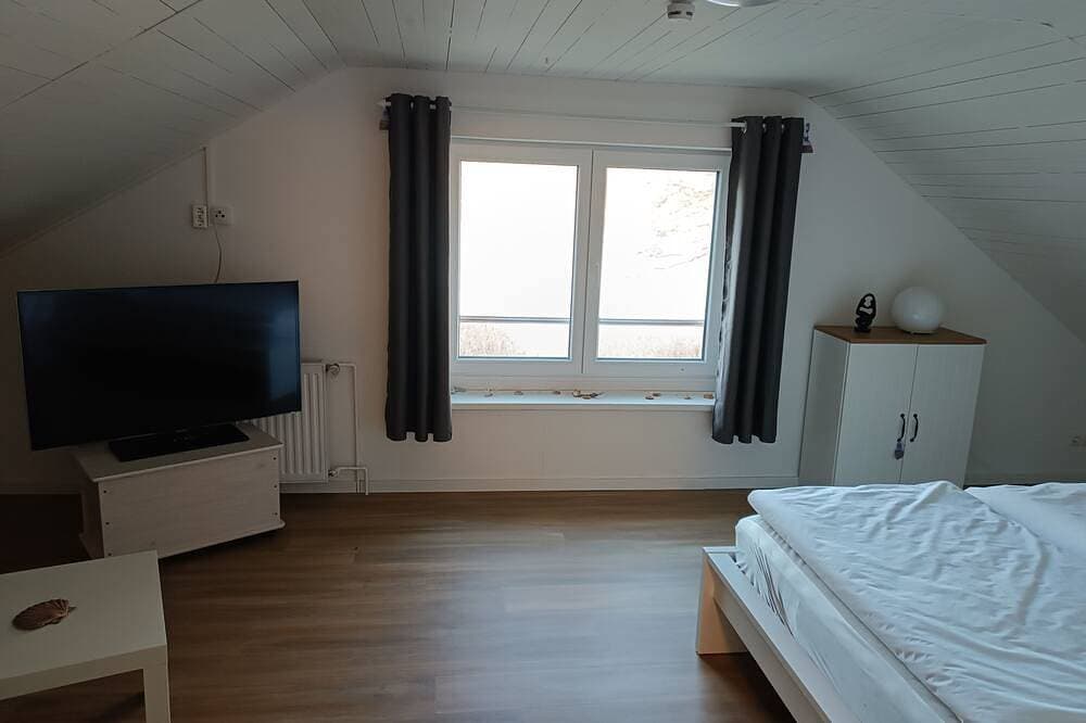 Foto 2 von 30: Ferienhaus mit Seezugang, Steg, Ruderboot, Fasssauna und Wallbox