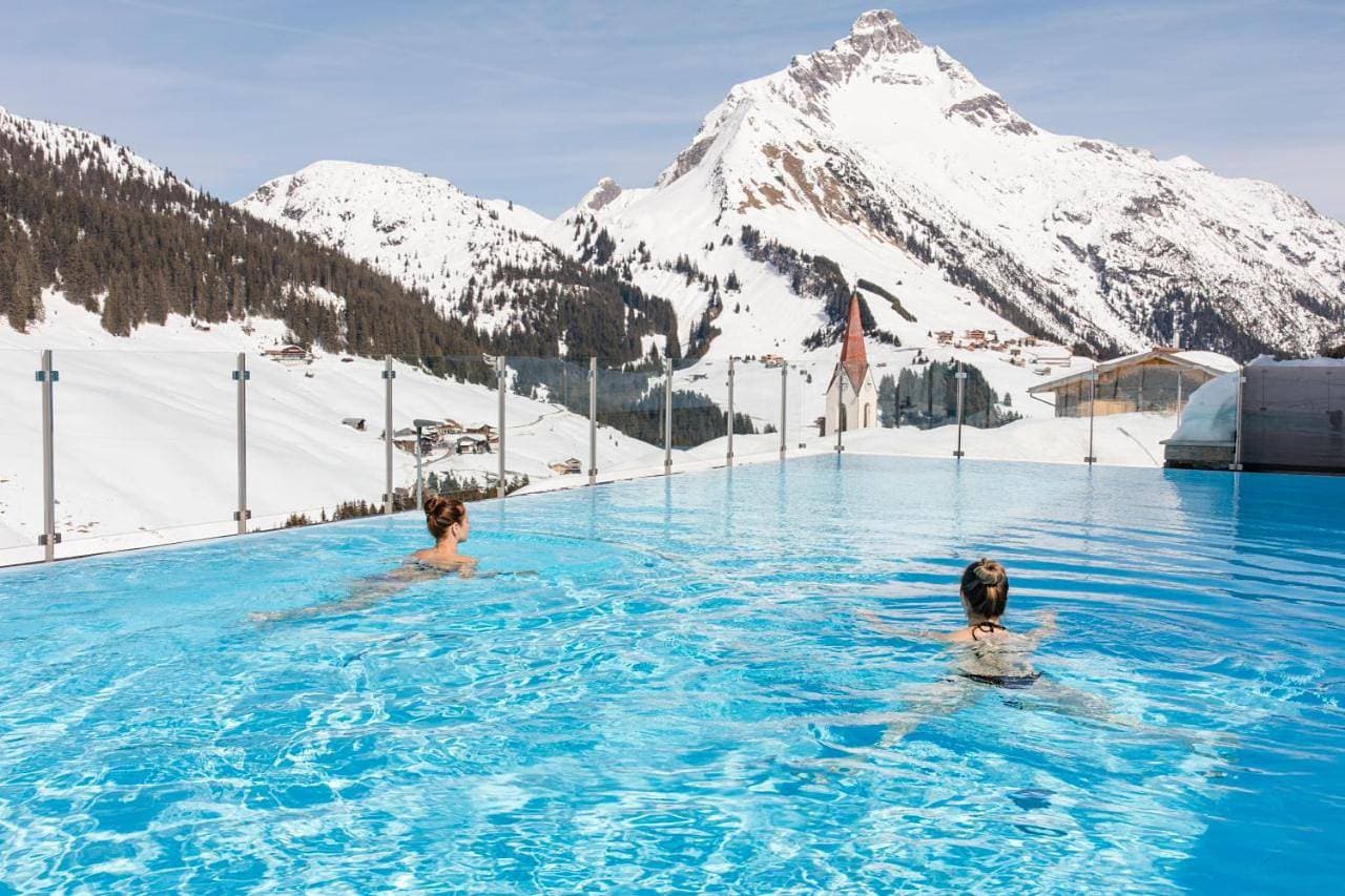 Foto 4 von 10: AlpenParks Hotel & Apartment Arlberg Warth mit Pool