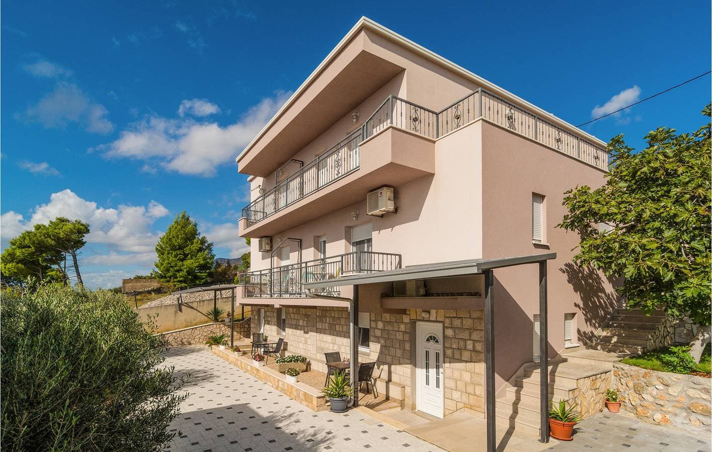 Gemütliche 300 m zum Strand: Klimatisierte Wohnung mit Terrasse und Parkplatz 1