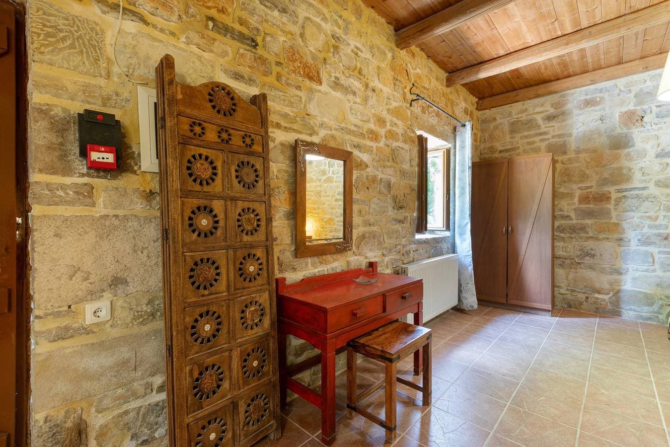 Foto 6 von 32: Einzimmerapartment 'Akros Oreon, Omalos' mit Bergblick, privater Terrasse und WLAN