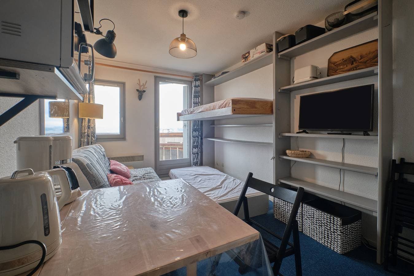 Foto 7 von 21: Ferienwohnung 'Studio Gaelle' mit Bergblick, Gemeinschaftspool und Gemeinschaftsgarten