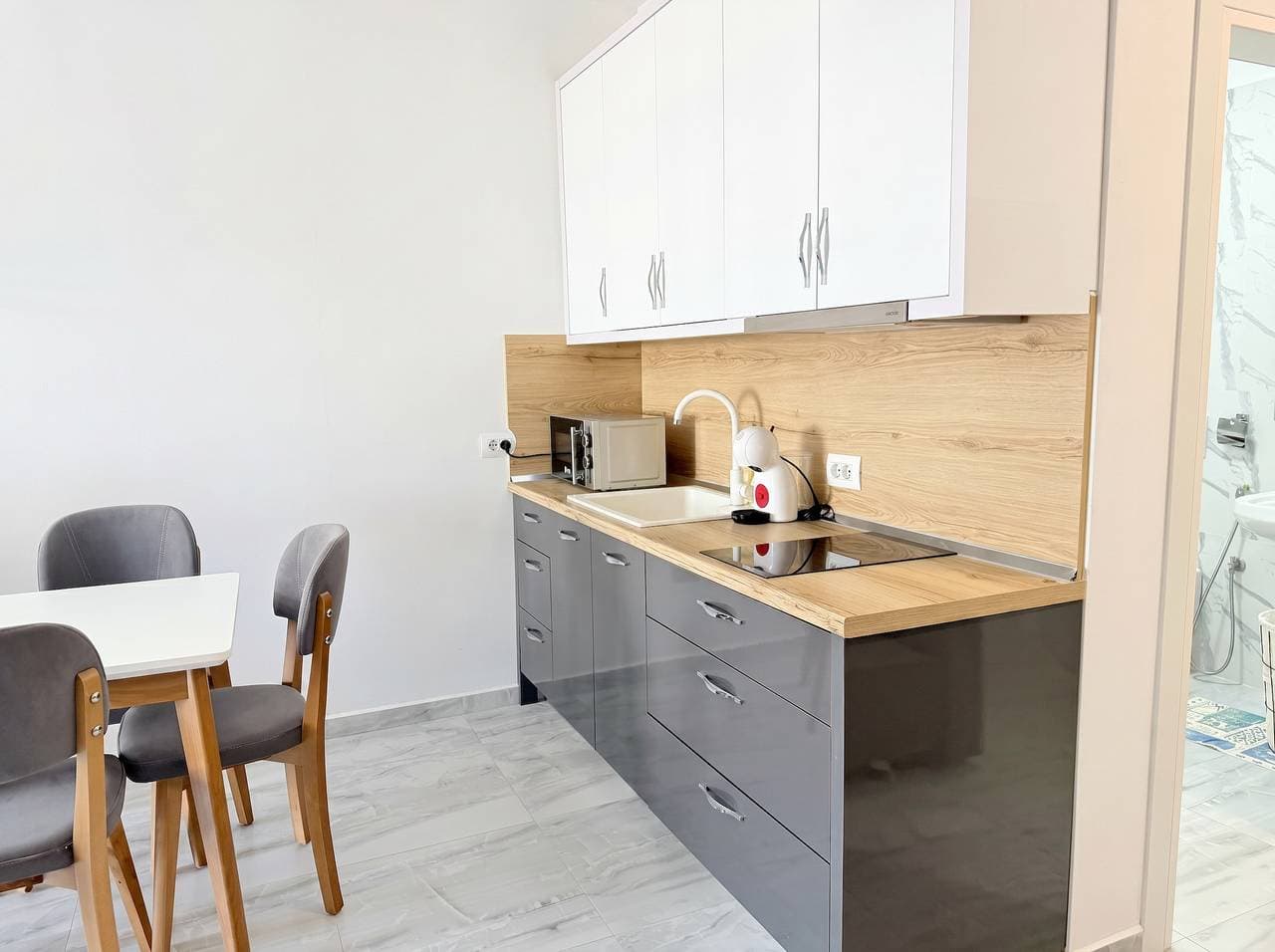 Foto 3 von 33: Ferienwohnung für 8 Personen mit Balkon